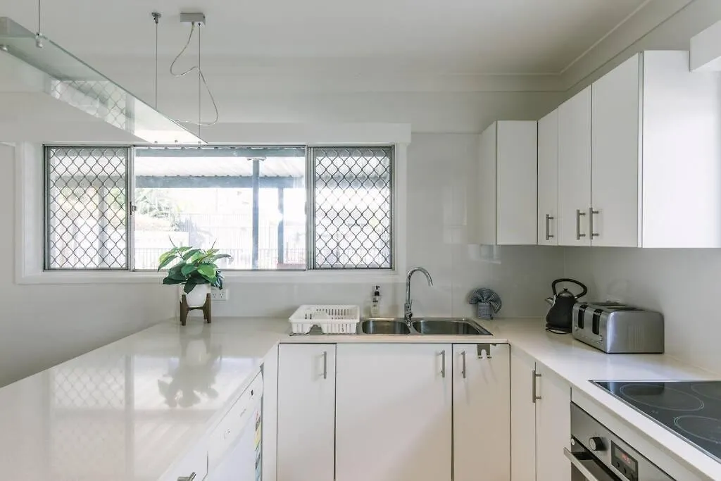 Miami'S Family Getaway Sleeps 10, Pool, Patio, Walk To North Burleigh Beach & Shops Gold Coast 0*,  Ausztrália