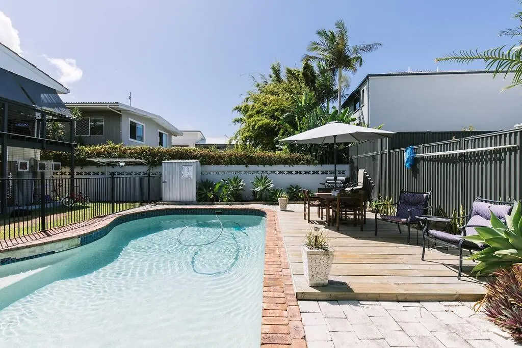 Miami'S Family Getaway Sleeps 10, Pool, Patio, Walk To North Burleigh Beach & Shops Gold Coast Ausztrália