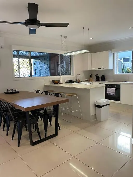 Miami'S Family Getaway Sleeps 10, Pool, Patio, Walk To North Burleigh Beach & Shops Gold Coast
