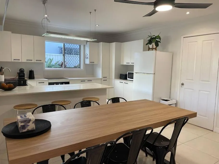 Apartman Miami'S Family Getaway Sleeps 10, Pool, Patio, Walk To North Burleigh Beach & Shops Gold Coast Ausztrália